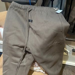 Fear of god essentials sweat pants brand new size M with tag